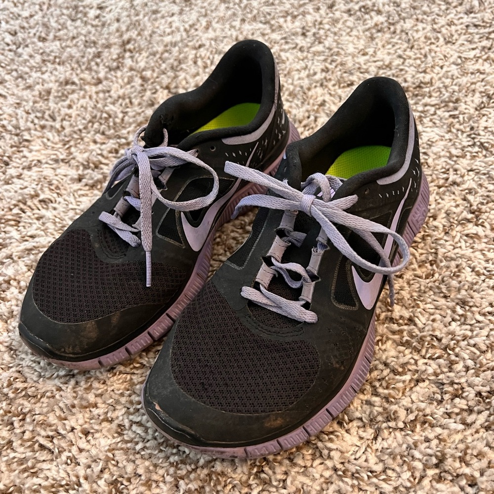 Nike Free Run 3, Women’s 6.5 but runs a little small. Good condition just dirty